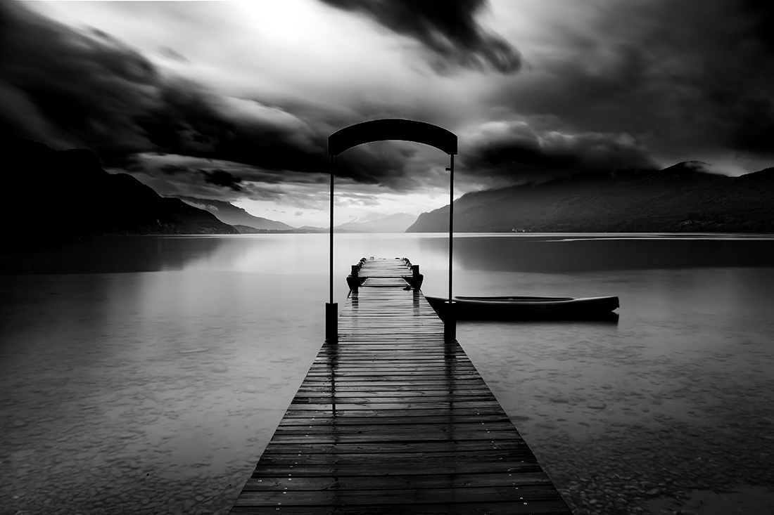 The contrasts of the lake