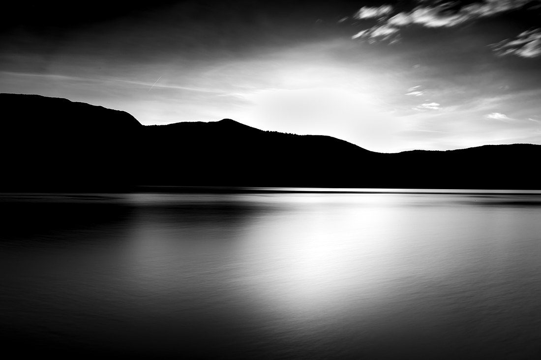 The contrasts of the lake