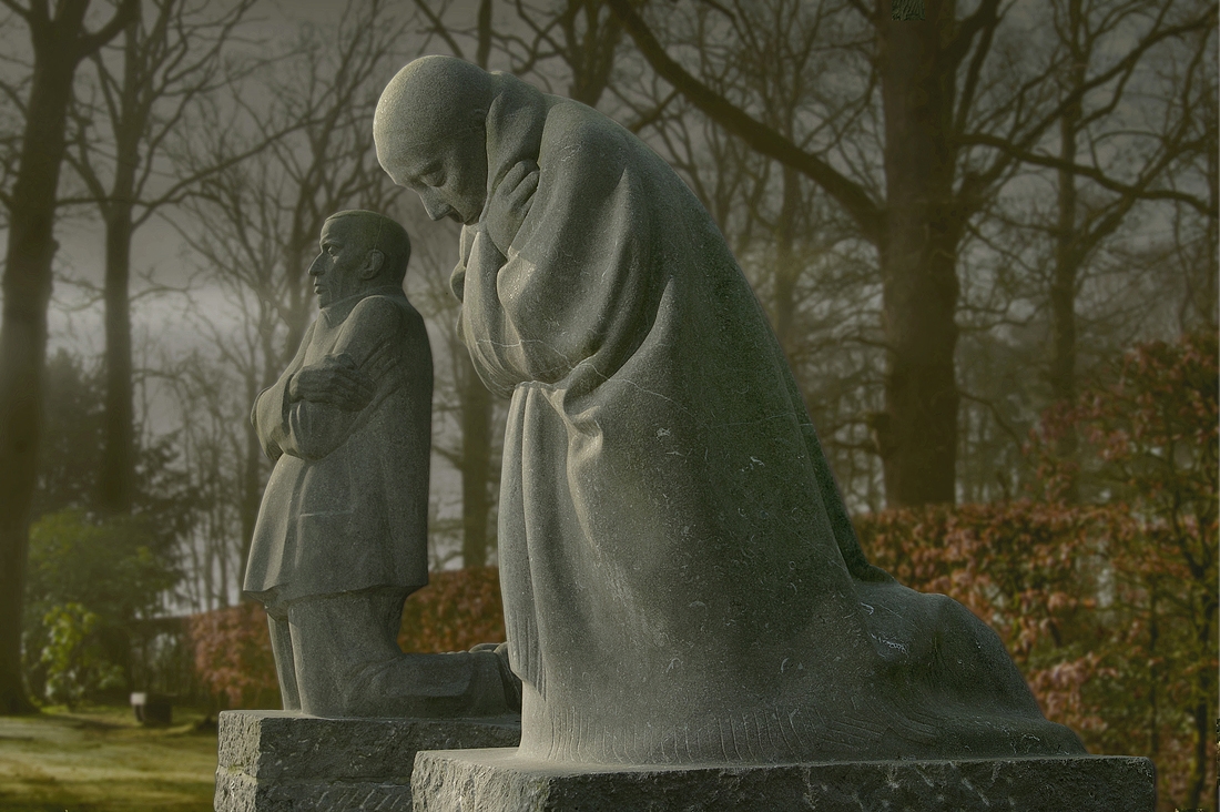 THE GRIEVING PARENTS   of Käthe Kollwitz 